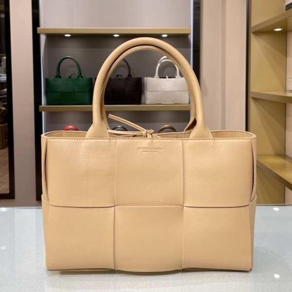 Bottega Veneta Arco Tote BV016