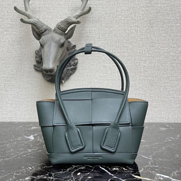 Bottega Veneta Arco Bag BV075