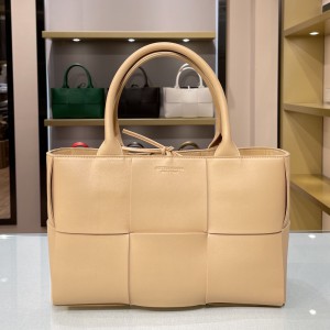 Bottega Veneta Arco Tote BV016