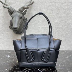 Bottega Veneta Arco Bag 2 Sizes BV084